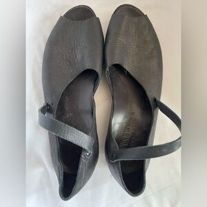 Cydwoq handmade black open toe shoe size 6.5